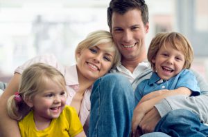 Lachende Familie - istockphoto.de - H-Gall