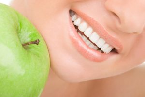 Strahlend weiße Zähne mit Apfel - istockphoto - Osuleo