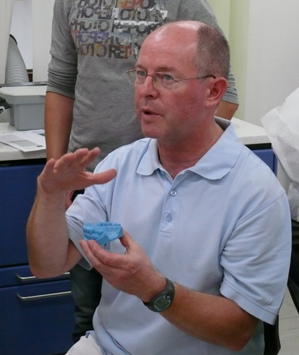 Dr. med. dent. Robert Krämer beim Vortrag vor Patienten am Informations-Abend